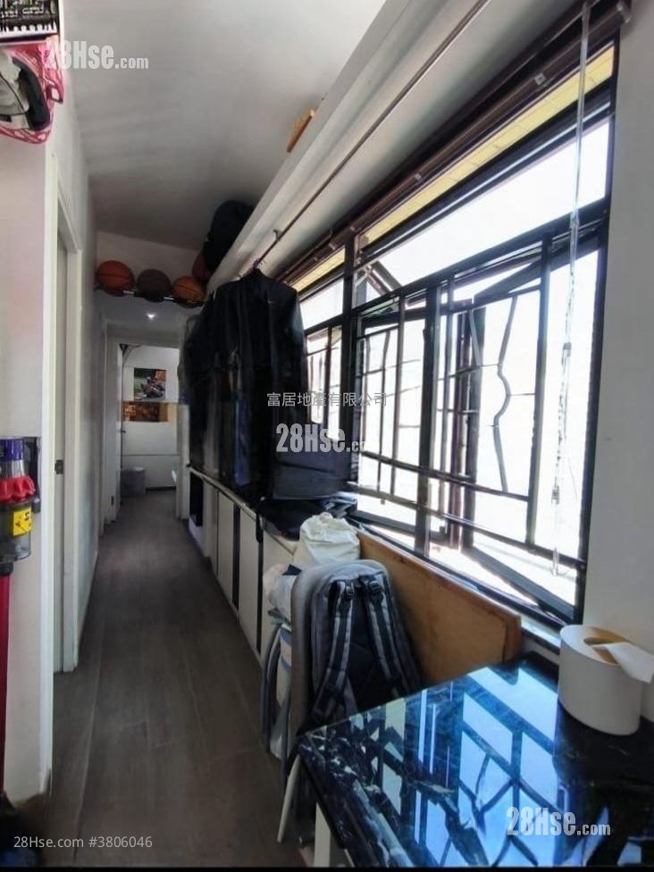 Charming Garden Sell 3 Bedrooms , 1 Bathroom 456 ft² ( 42.4 m² )