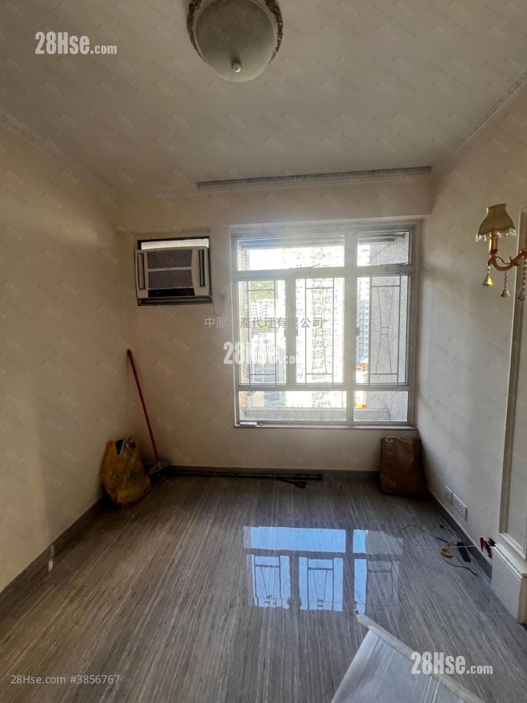 Aberdeen Centre Sell 2 Bedrooms , 1 Bathroom 432 ft² ( 40.1 m² )
