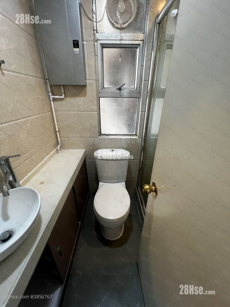 Aberdeen Centre Sell 2 Bedrooms , 1 Bathroom 432 ft² ( 40.1 m² )