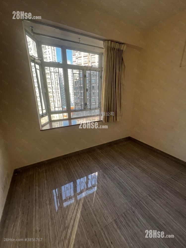Aberdeen Centre Sell 2 Bedrooms , 1 Bathroom 432 ft² ( 40.1 m² )