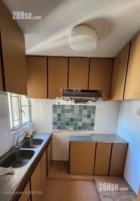 Cheung Wo Court Sell 3 Bedrooms , 1 Bathroom 568 ft² ( 52.8 m² )