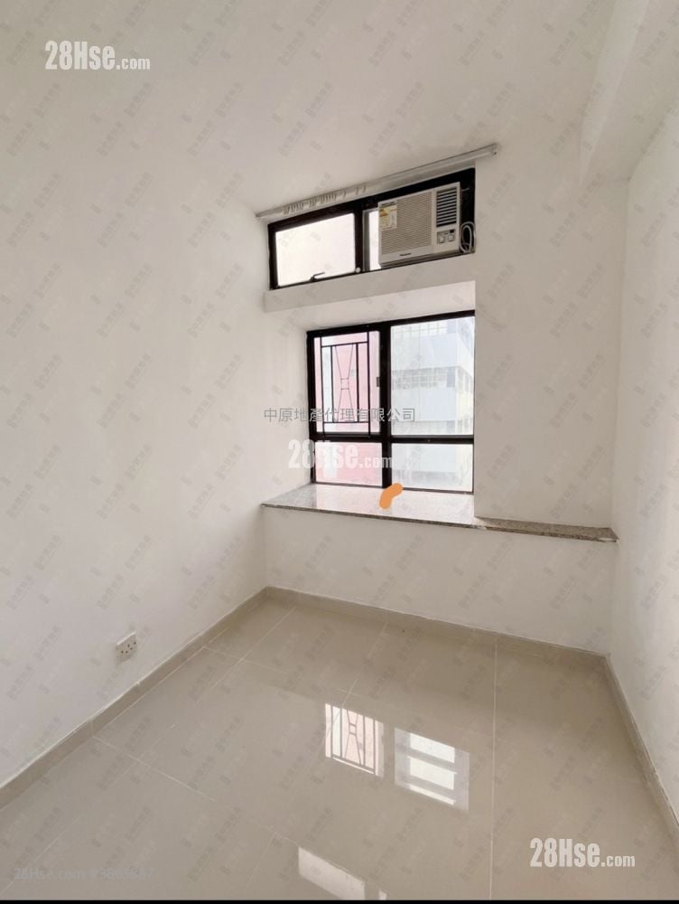 Tai Hing Gardens Sell 3 Bedrooms , 1 Bathroom 587 ft² ( 54.5 m² )