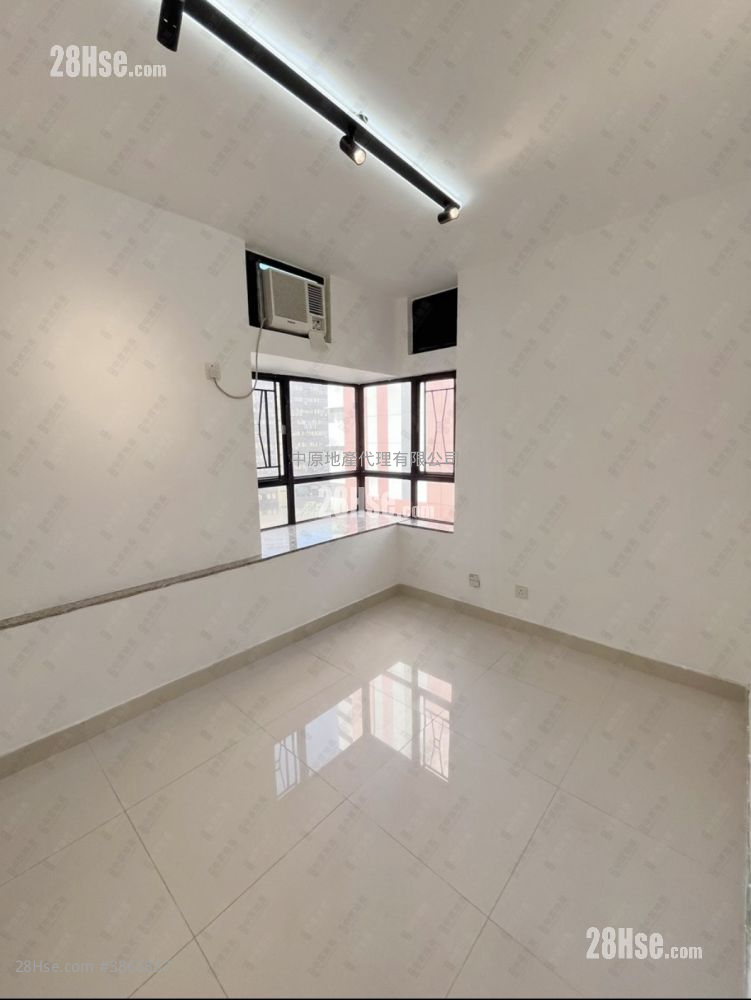 Tai Hing Gardens Sell 3 Bedrooms , 1 Bathroom 587 ft² ( 54.5 m² )