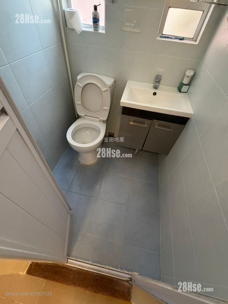 Apartment Rental 2 Bedrooms , 1 Bathroom 427 ft² ( 39.7 m² )
