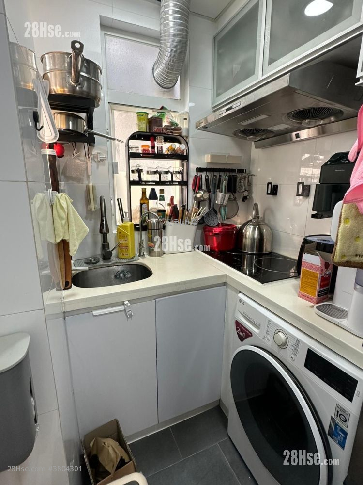 Yen Lok Building Sell 2 Bedrooms , 1 Bathroom 290 ft² ( 26.9 m² )