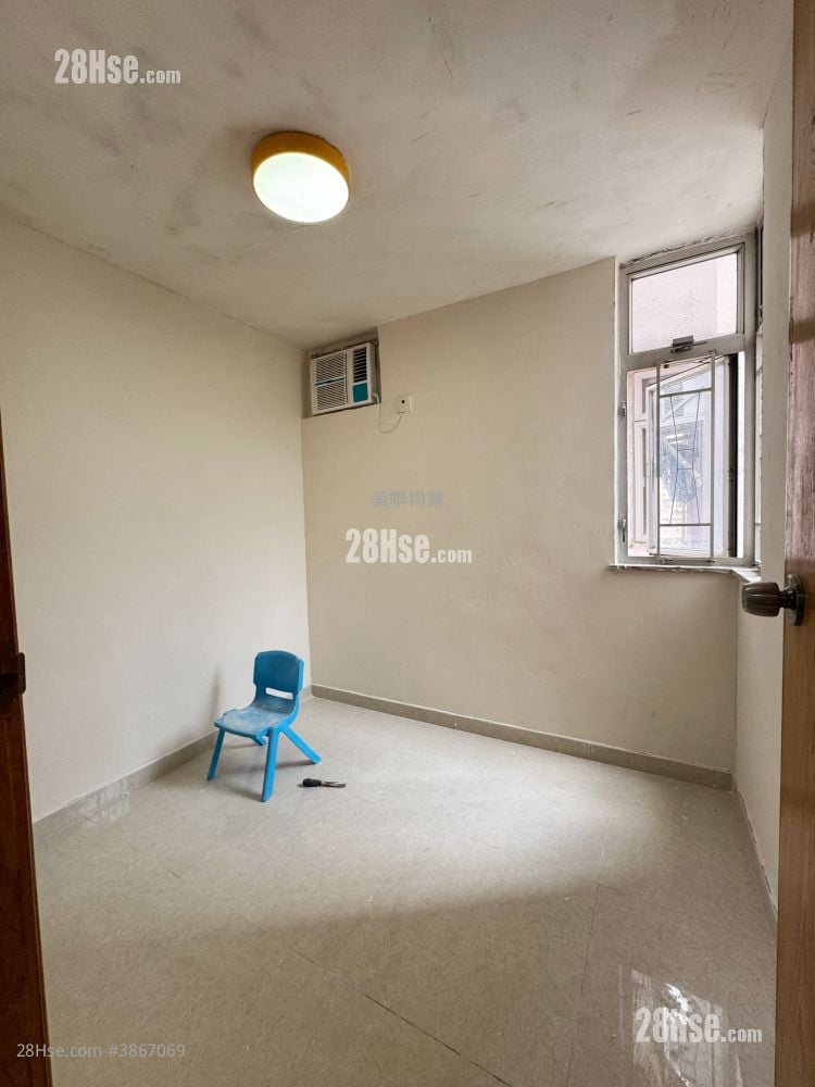 Tsuen Wan Centre Sell 2 Bedrooms , 1 Bathroom 329 ft² ( 30.6 m² )