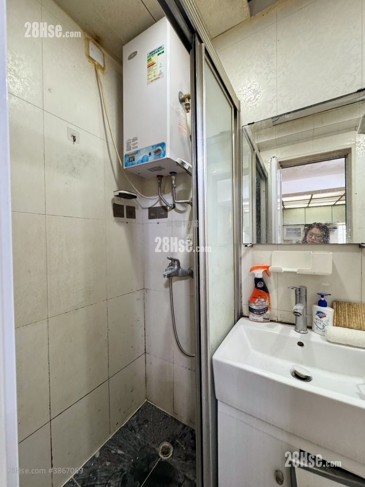 Tsuen Wan Centre Sell 2 Bedrooms , 1 Bathroom 329 ft² ( 30.6 m² )