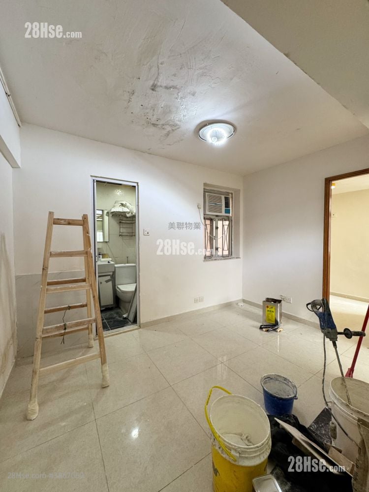 Tsuen Wan Centre Sell 2 Bedrooms , 1 Bathroom 329 ft² ( 30.6 m² )