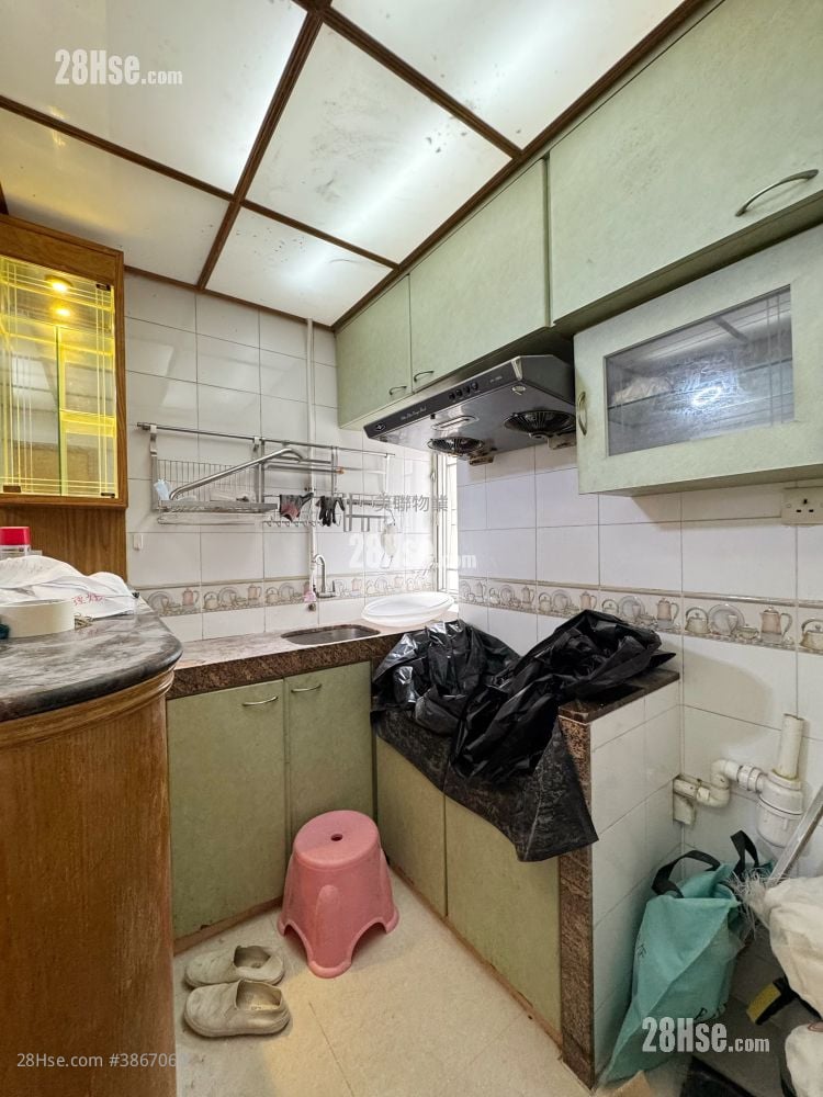 Tsuen Wan Centre Sell 2 Bedrooms , 1 Bathroom 329 ft² ( 30.6 m² )