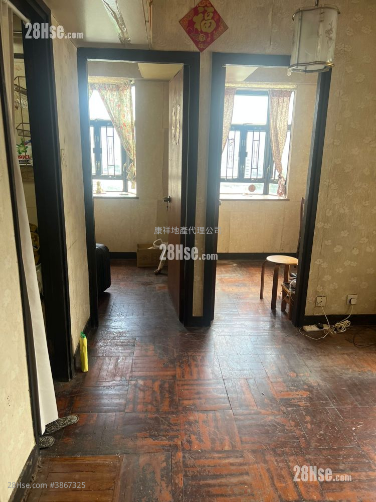 Wai Wah Centre Sell 2 Bedrooms , 1 Bathroom 297 ft² ( 27.6 m² )