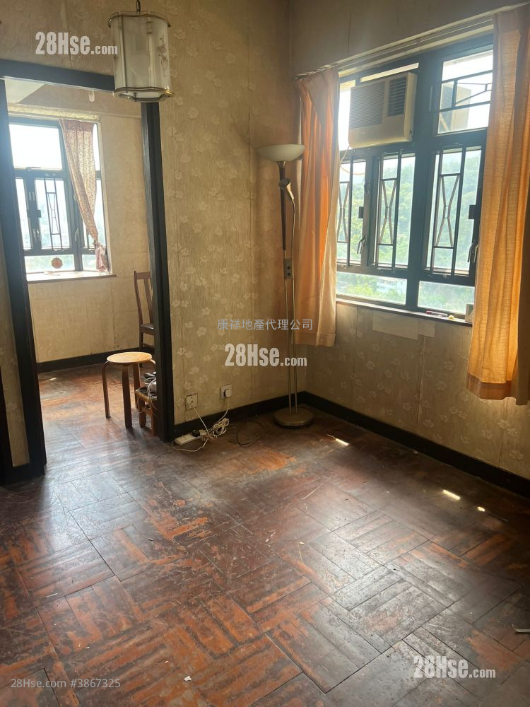 Wai Wah Centre Sell 2 Bedrooms , 1 Bathroom 297 ft² ( 27.6 m² )