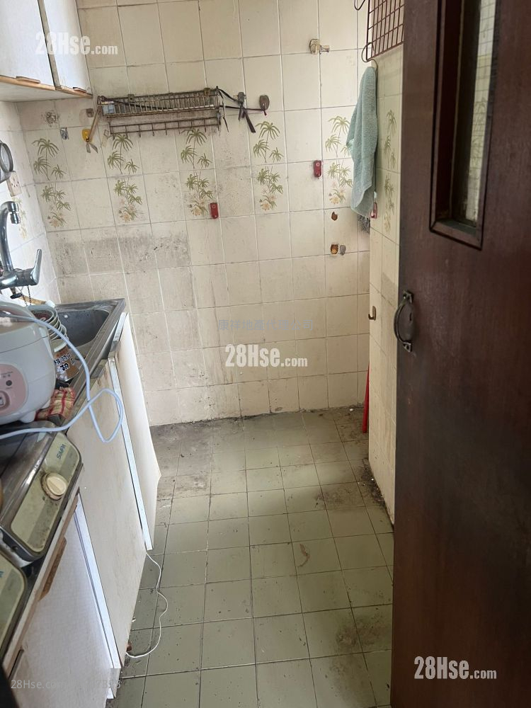 Wai Wah Centre Sell 2 Bedrooms , 1 Bathroom 297 ft² ( 27.6 m² )