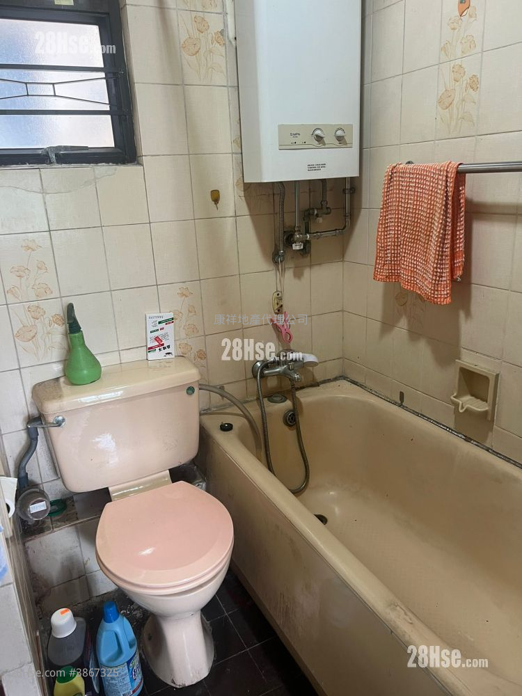 Wai Wah Centre Sell 2 Bedrooms , 1 Bathroom 297 ft² ( 27.6 m² )