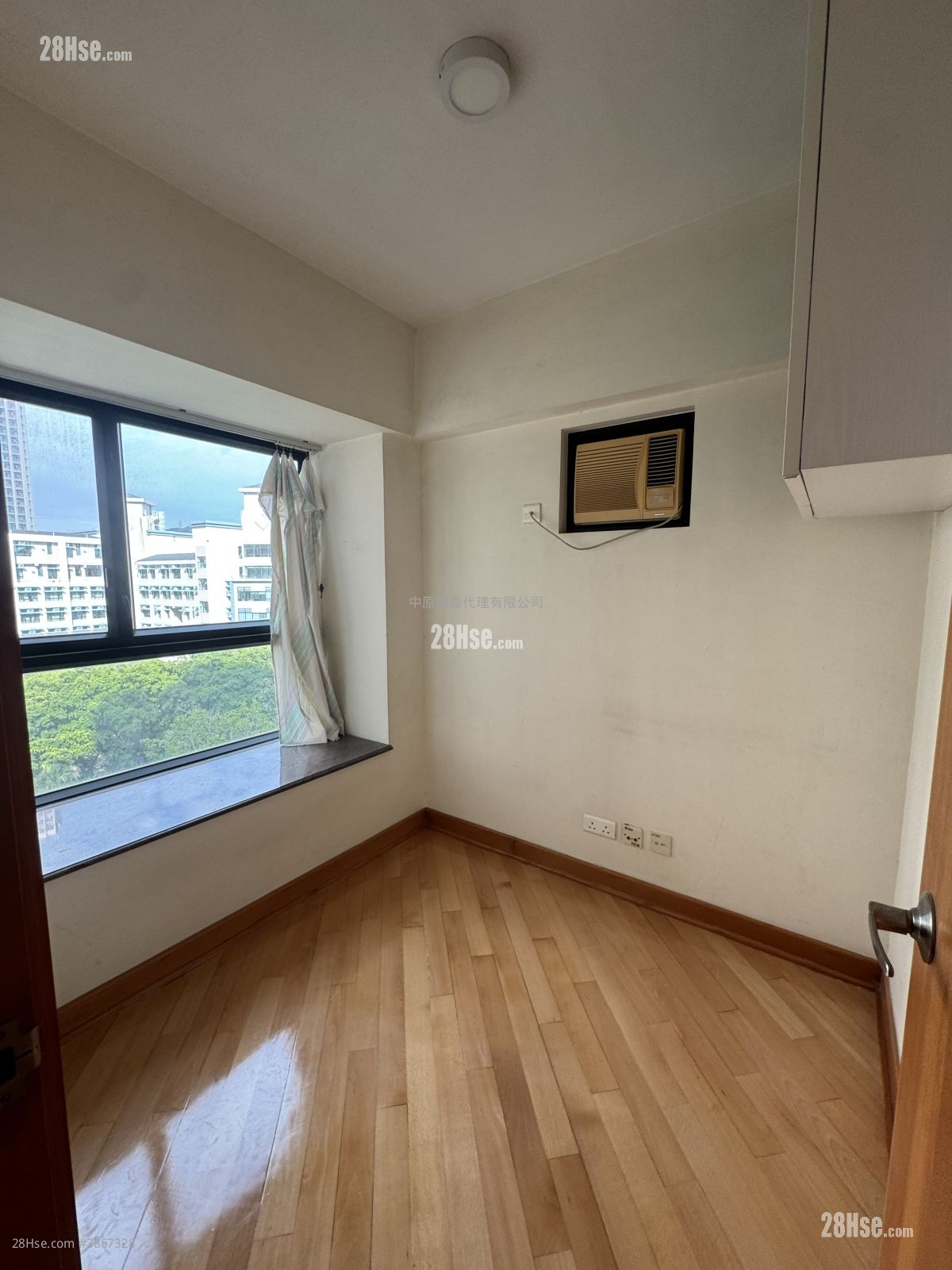 Beneville Sell 2 Bedrooms , 2 Bathrooms 428 ft² ( 39.8 m² )