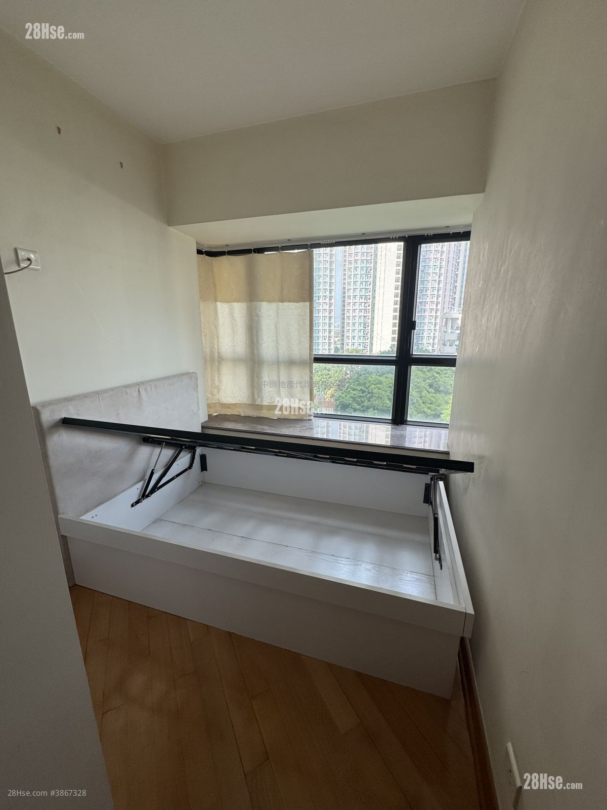 Beneville Sell 2 Bedrooms , 2 Bathrooms 428 ft² ( 39.8 m² )