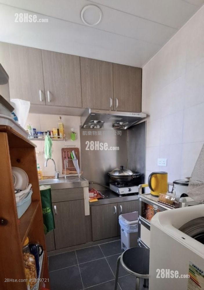 Sheung Chui Court Sell 3 Bedrooms , 1 Bathroom 511 ft² ( 47.5 m² )