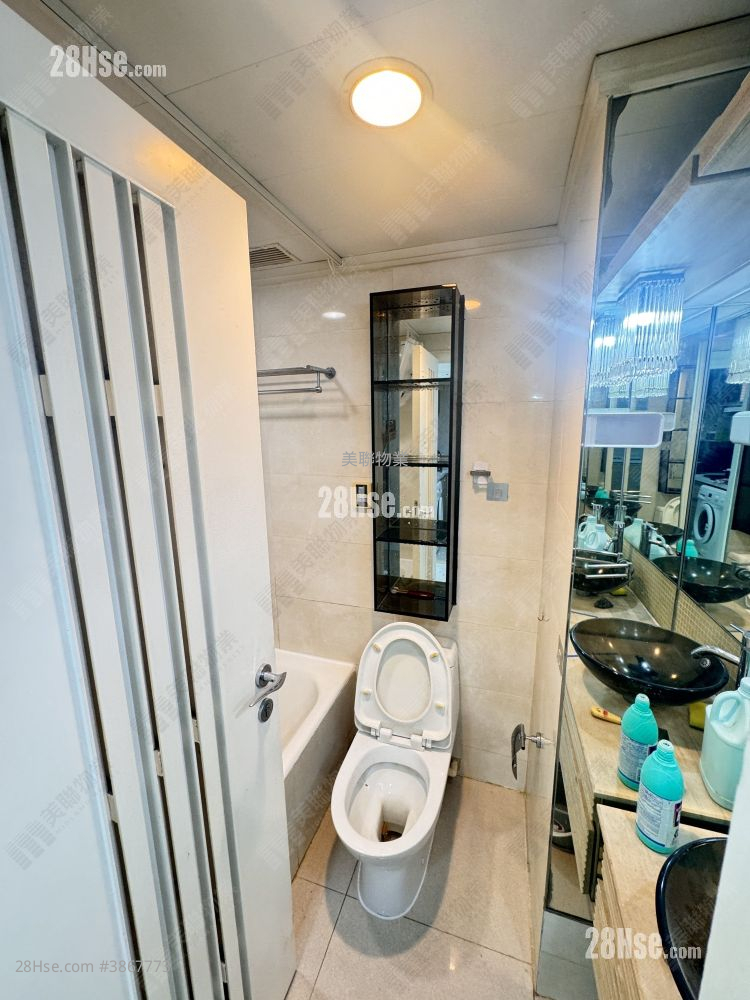 bathroom: The Apex Rental 2 Bedrooms , 1 Bathroom 473 ft² ( 43.9 m² )