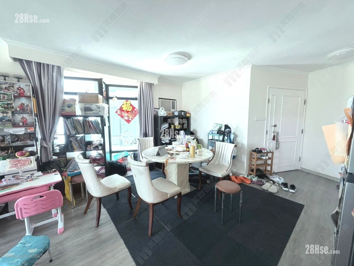 Royal Ascot Rental 3 Bedrooms , 2 Bathrooms 1,373 ft² ( 127.6 m² )