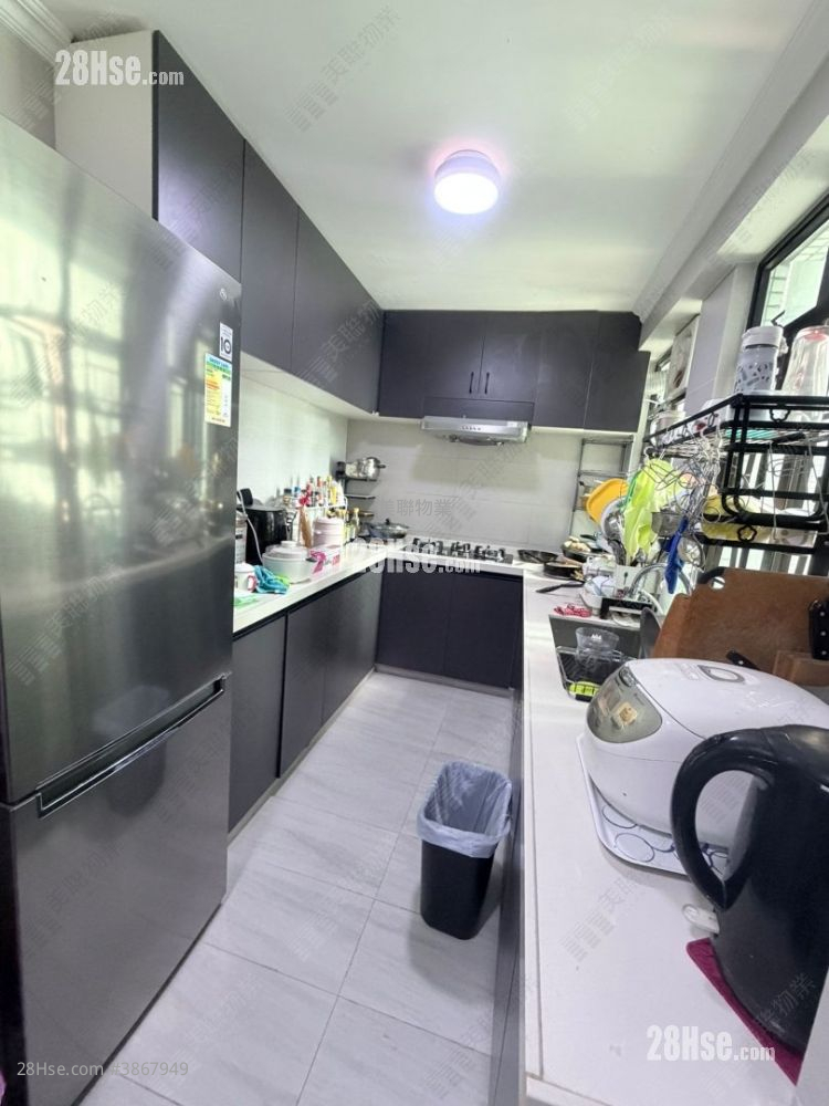 Royal Ascot Rental 3 Bedrooms , 2 Bathrooms 1,373 ft² ( 127.6 m² )
