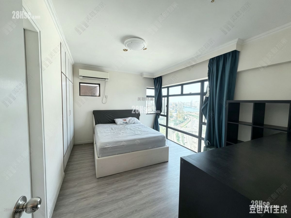 Royal Ascot Rental 3 Bedrooms , 2 Bathrooms 1,373 ft² ( 127.6 m² )