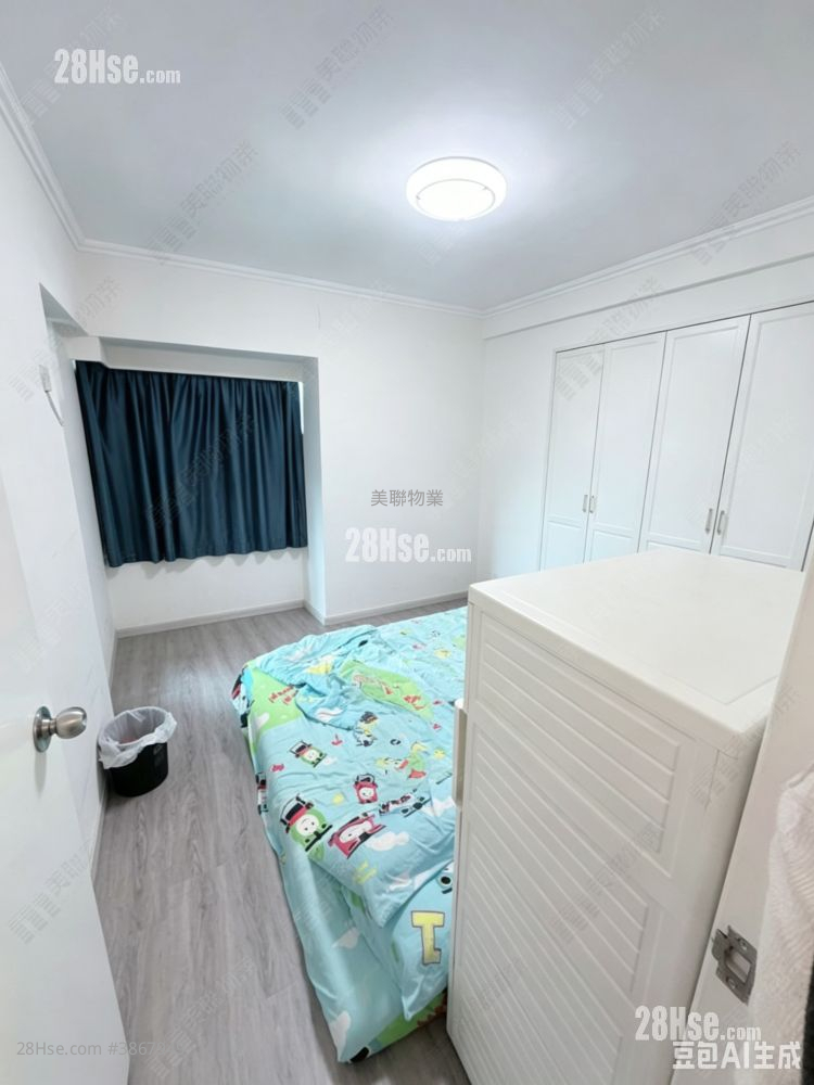 Royal Ascot Rental 3 Bedrooms , 2 Bathrooms 1,373 ft² ( 127.6 m² )