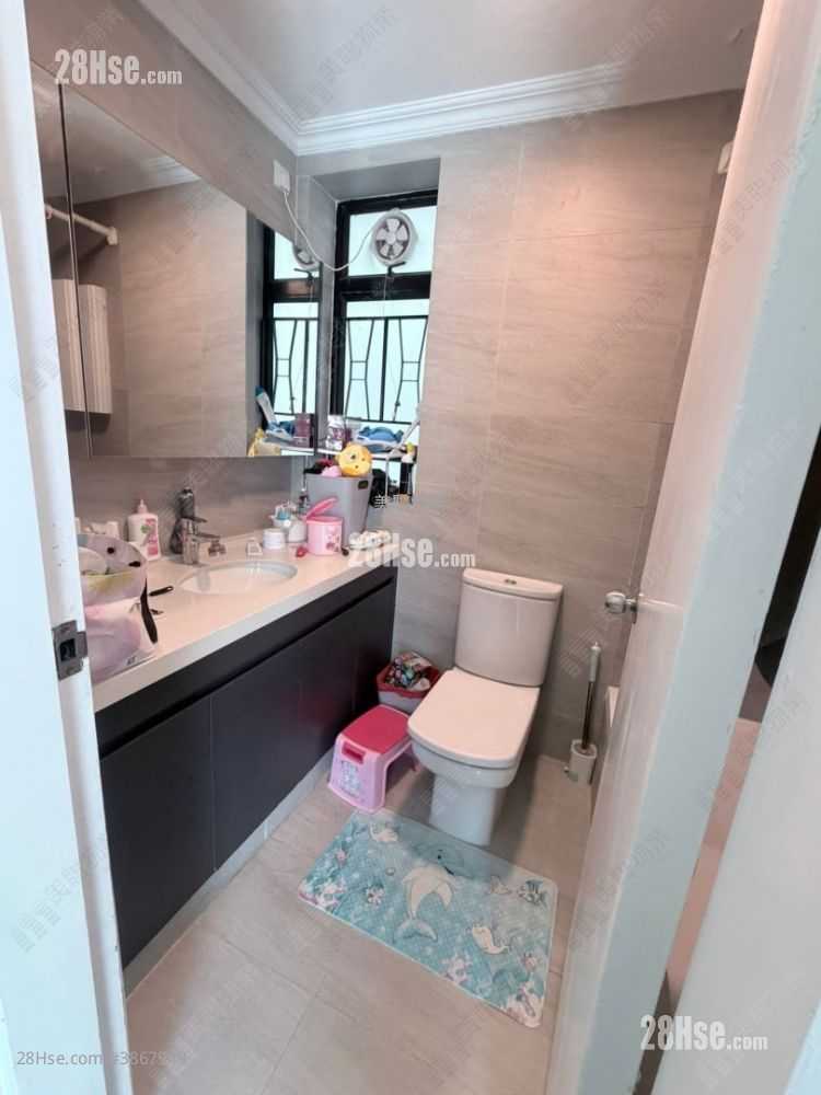 Royal Ascot Rental 3 Bedrooms , 2 Bathrooms 1,373 ft² ( 127.6 m² )