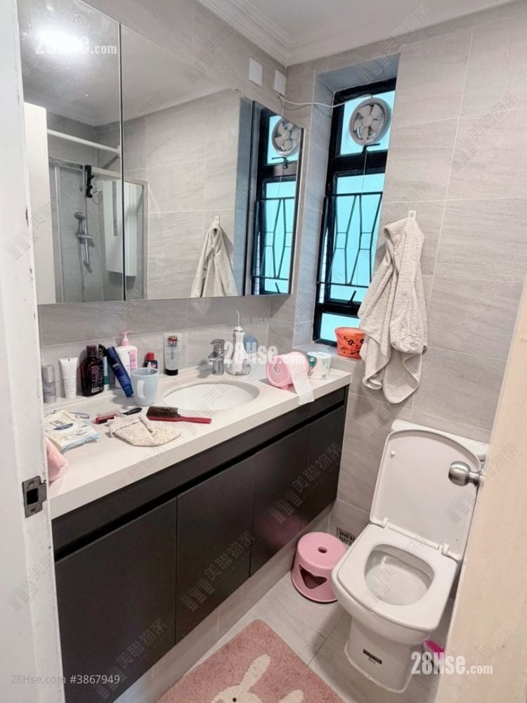 Royal Ascot Rental 3 Bedrooms , 2 Bathrooms 1,373 ft² ( 127.6 m² )