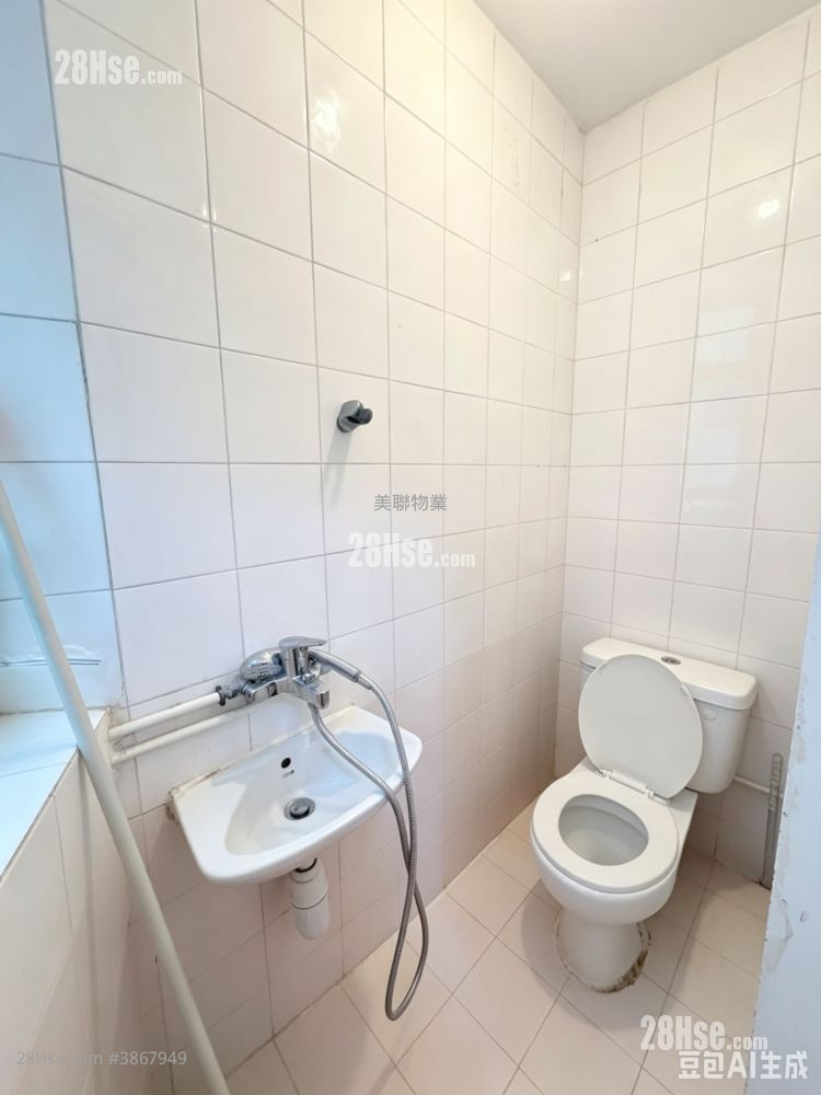 Royal Ascot Rental 3 Bedrooms , 2 Bathrooms 1,373 ft² ( 127.6 m² )