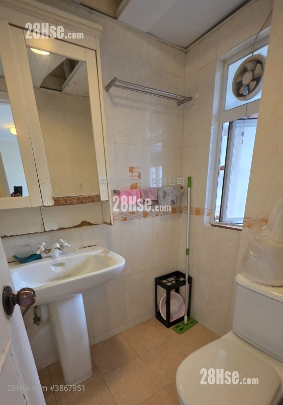 Ching Wah Court Sell 2 Bedrooms , 1 Bathroom 363 ft² ( 33.7 m² )