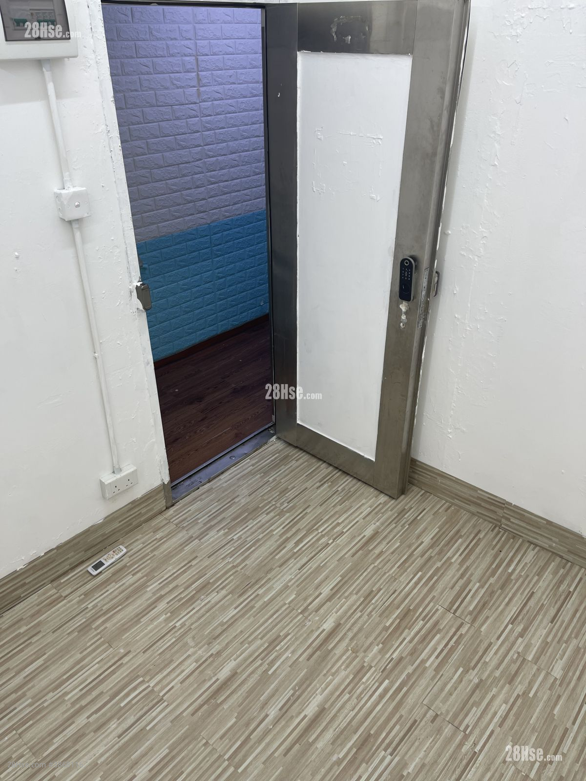 Wing Chai Industrial Building Rental 1 Bedroom , 1 Toilet 65 ft² ( 6.0 m² )