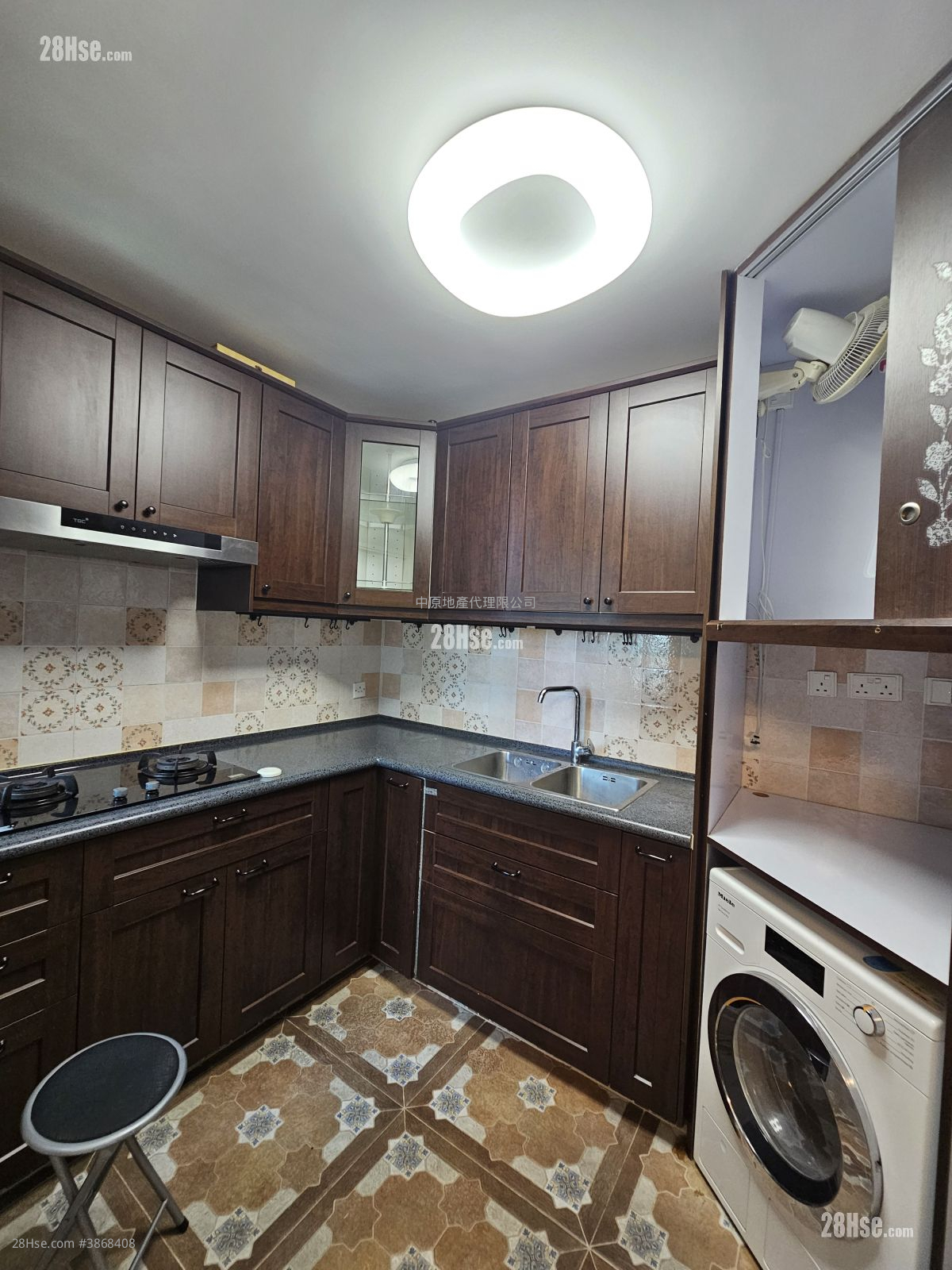 Royal Ascot Rental 3 Bedrooms , 2 Bathrooms 676 ft² ( 62.8 m² )