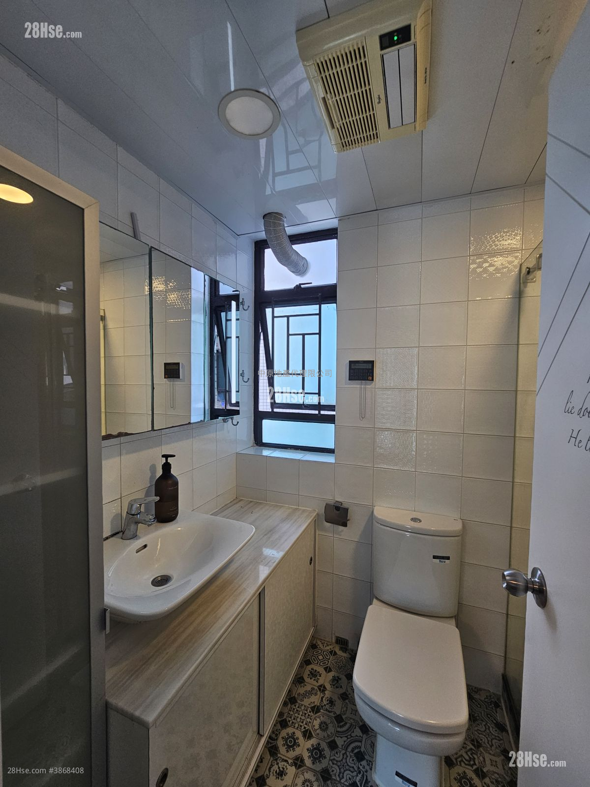 Royal Ascot Rental 3 Bedrooms , 2 Bathrooms 676 ft² ( 62.8 m² )