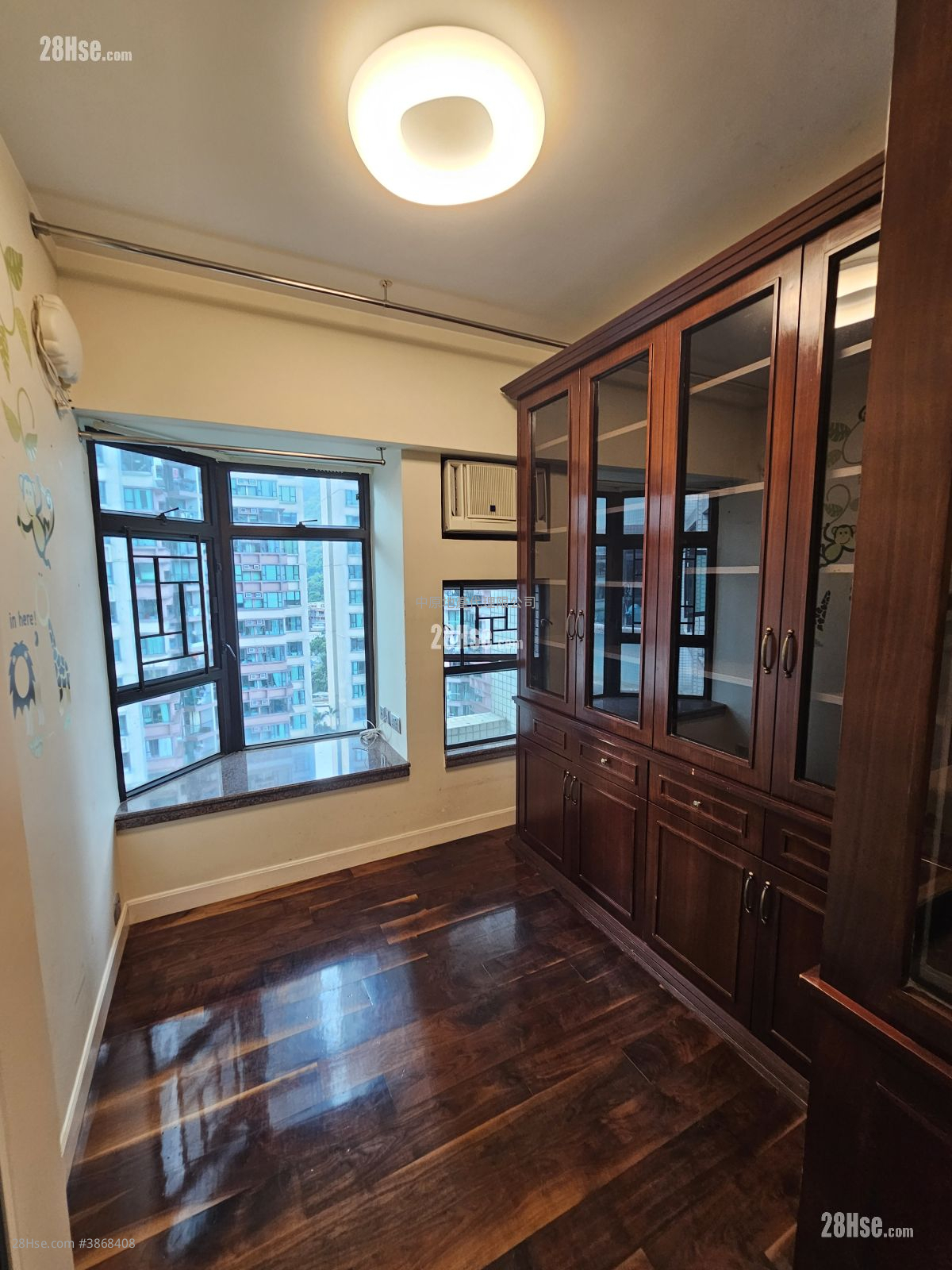 Royal Ascot Rental 3 Bedrooms , 2 Bathrooms 676 ft² ( 62.8 m² )