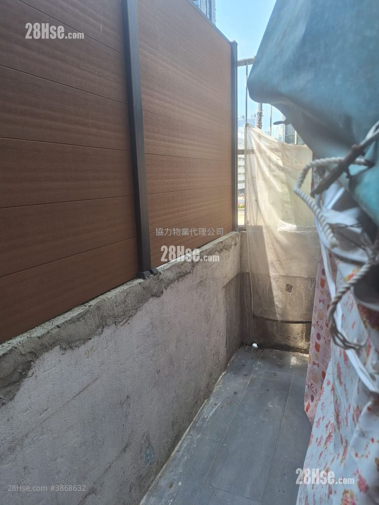 Hing Lung Building Sell 2 Bedrooms , 1 Bathroom 298 ft² ( 27.7 m² )