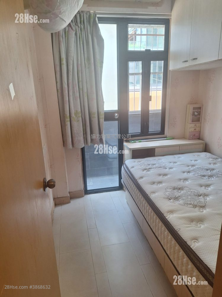Hing Lung Building Sell 2 Bedrooms , 1 Bathroom 298 ft² ( 27.7 m² )