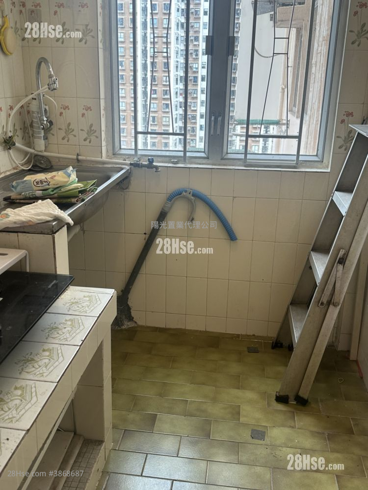 Tak Fook Building Sell 295 ft² ( 27.4 m² )