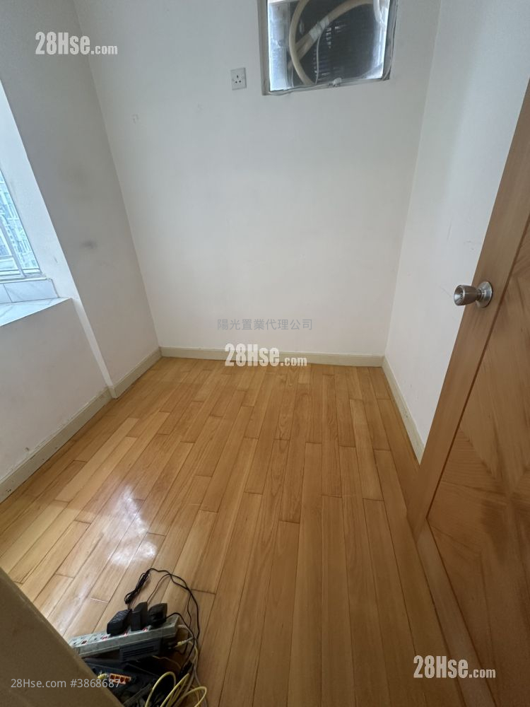 Tak Fook Building Sell 295 ft² ( 27.4 m² )