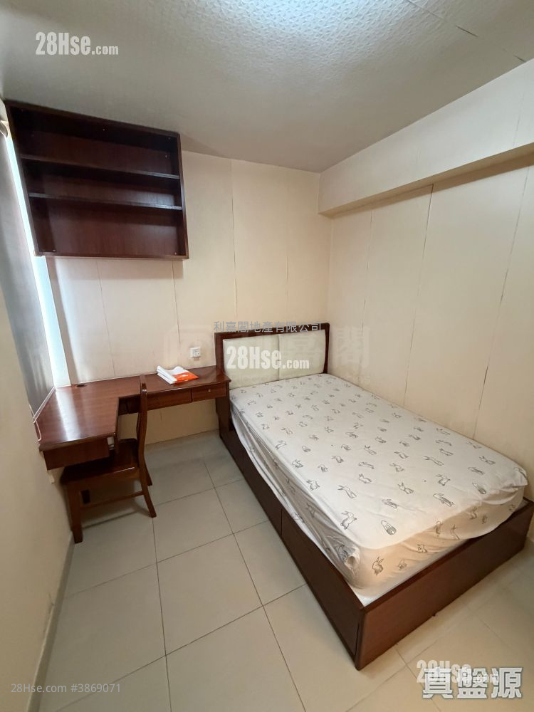 Kornhill Garden Sell 2 Bedrooms , 1 Bathroom 484 ft² ( 45.0 m² )