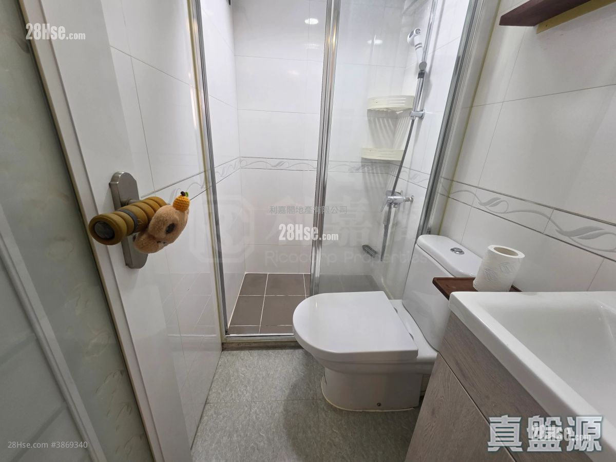 bathroom: Mei Foo Sun Chuen Rental 2 Bedrooms , 1 Bathroom 464 ft² ( 43.1 m² )