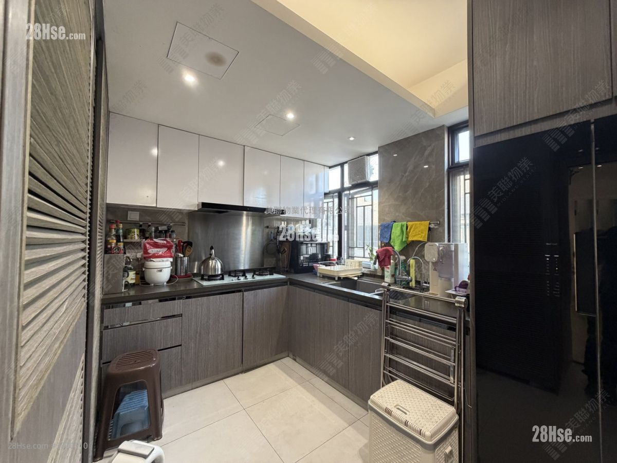 Tang Court Sell 3 Bedrooms , 2 Bathrooms 1,011 ft² ( 93.9 m² )