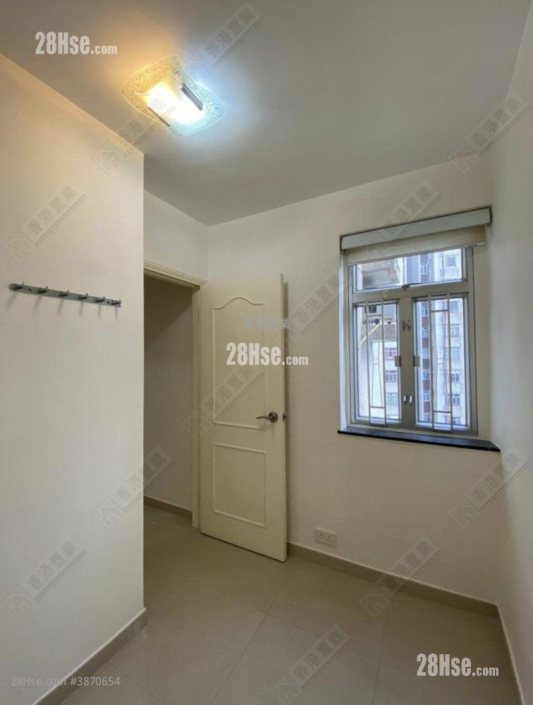 Aberdeen Centre Sell 2 Bedrooms , 1 Bathroom 438 ft² ( 40.7 m² )