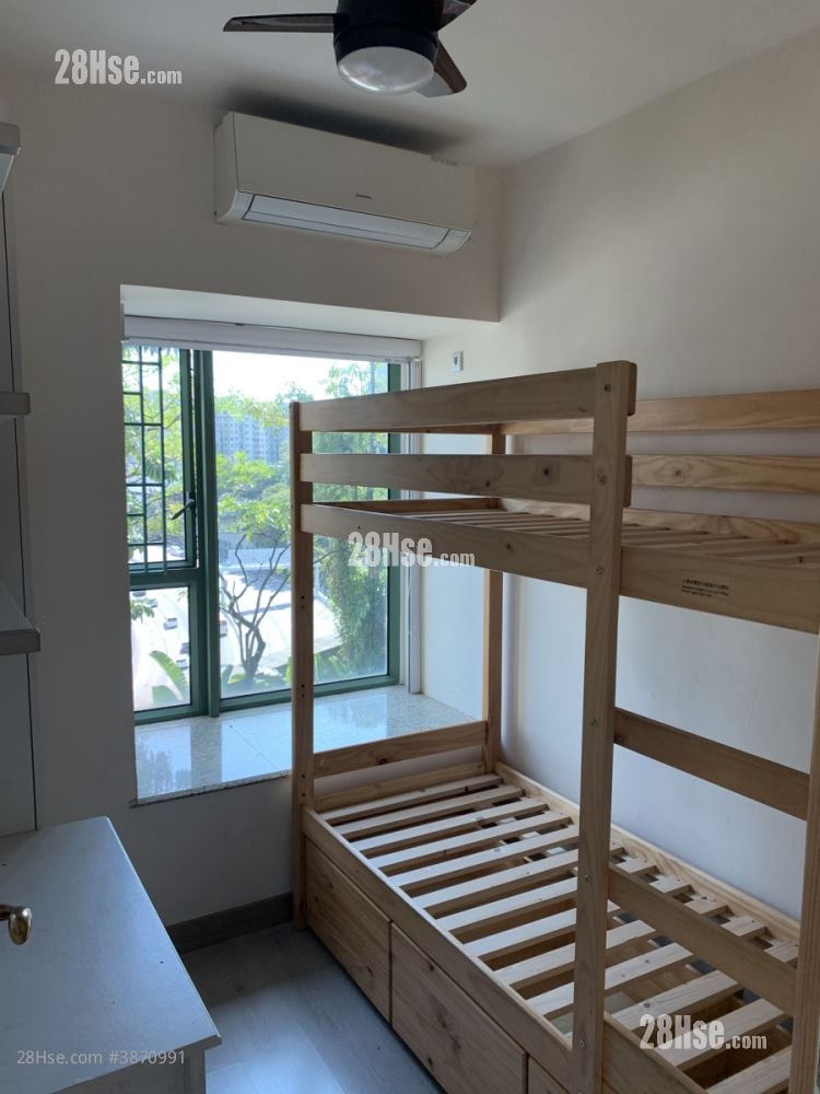bedroom 1: 碌架床可留或搬走