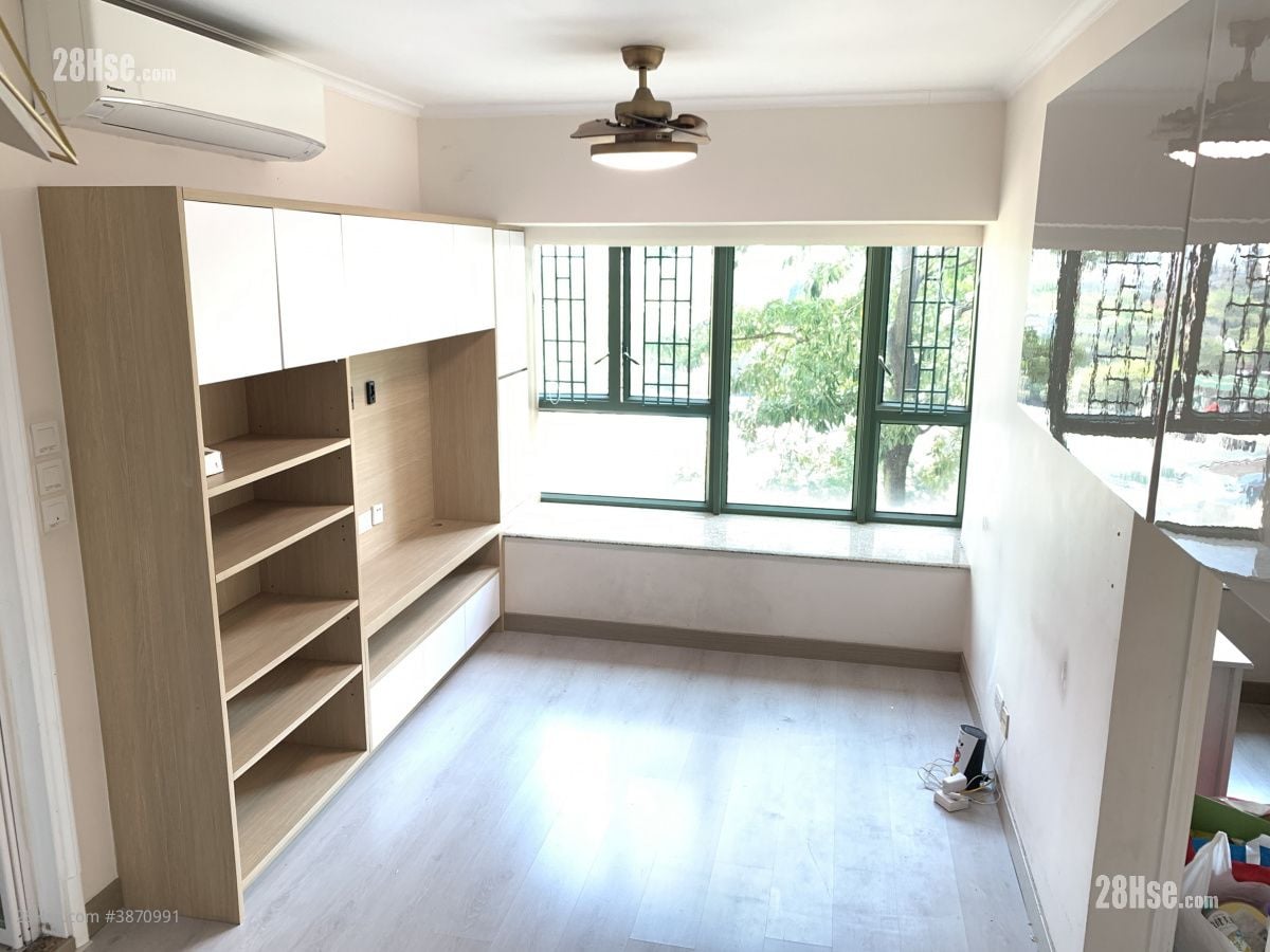 living room: 電視櫃及收納空間