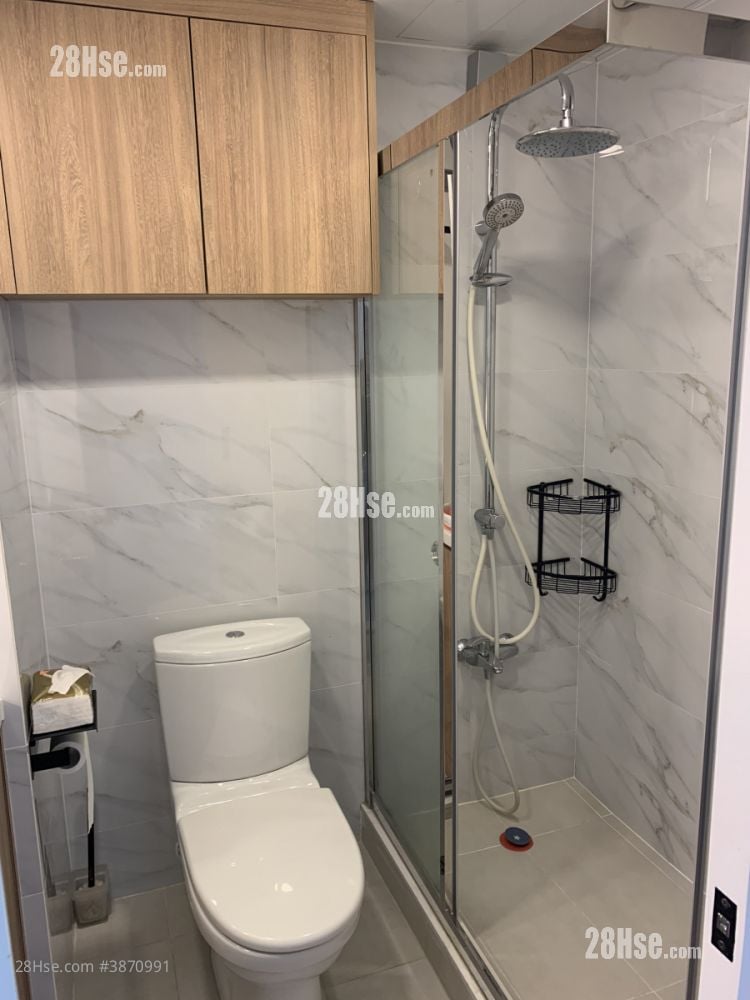 bathroom: 浴室重新裝修, 著重實用及空間感.