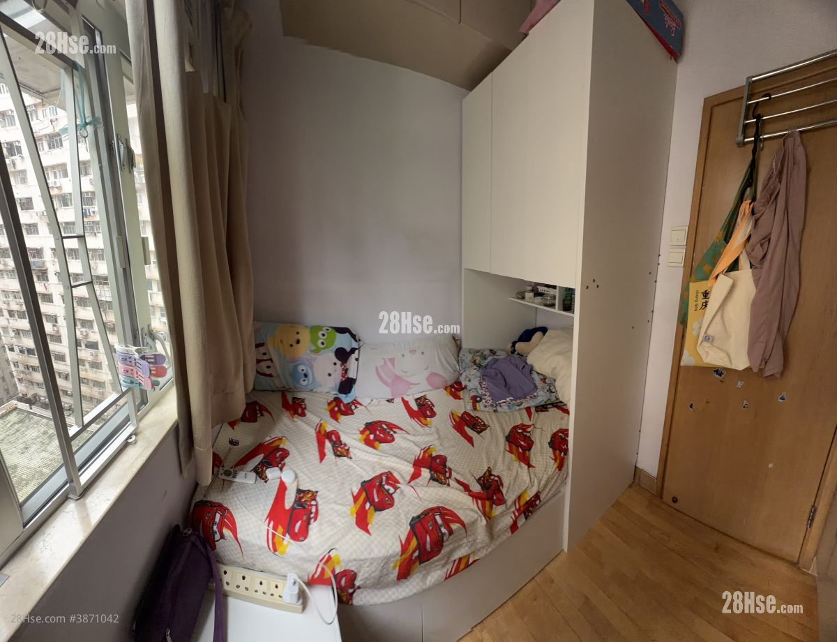 Metropole Building Rental 532 ft² ( 49.4 m² )