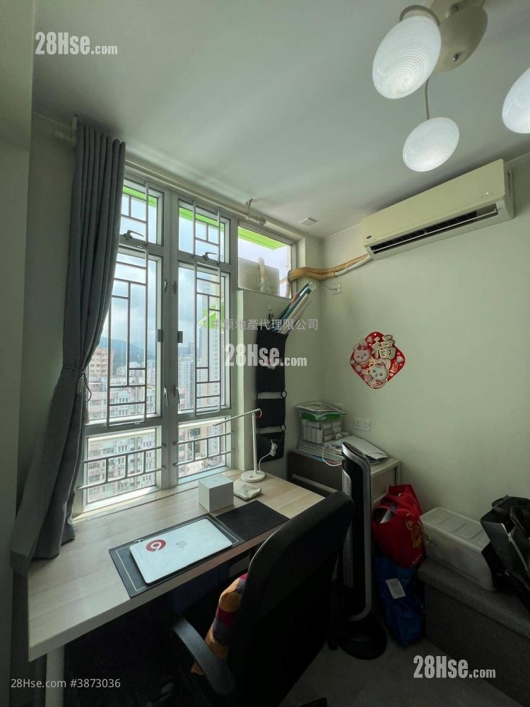 living room: Sheung Chui Court Sell 2 Bedrooms , 1 Bathroom 443 ft² ( 41.2 m² )