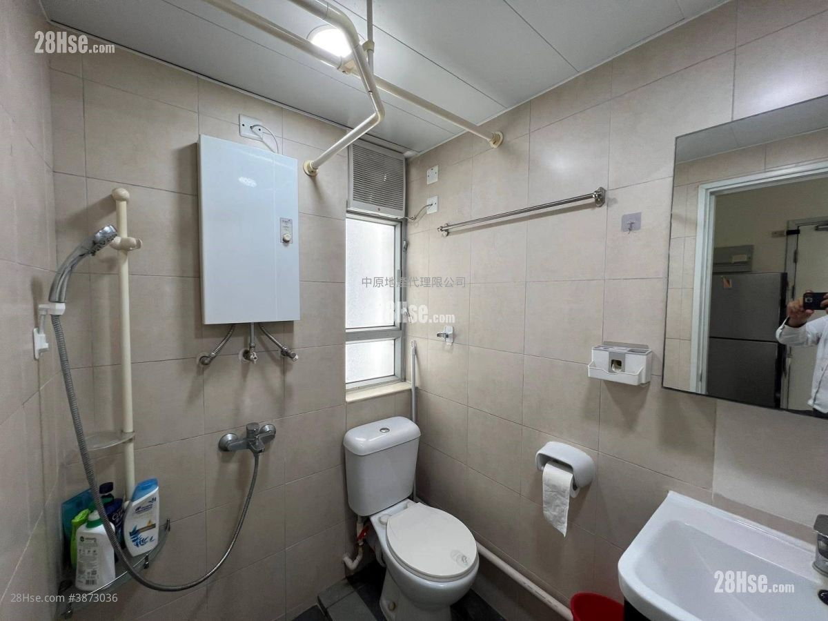 bathroom: Sheung Chui Court Sell 2 Bedrooms , 1 Bathroom 443 ft² ( 41.2 m² )