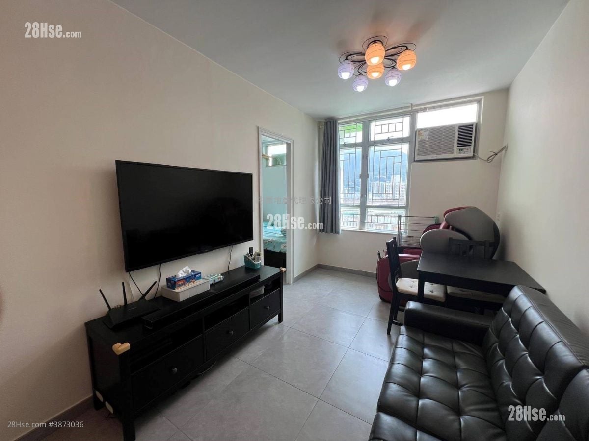 living room: Sheung Chui Court Sell 2 Bedrooms , 1 Bathroom 443 ft² ( 41.2 m² )