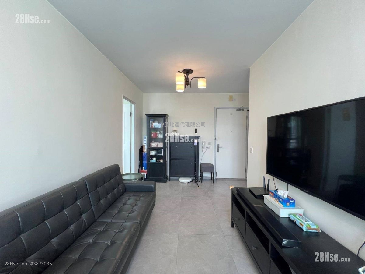 living room: Sheung Chui Court Sell 2 Bedrooms , 1 Bathroom 443 ft² ( 41.2 m² )