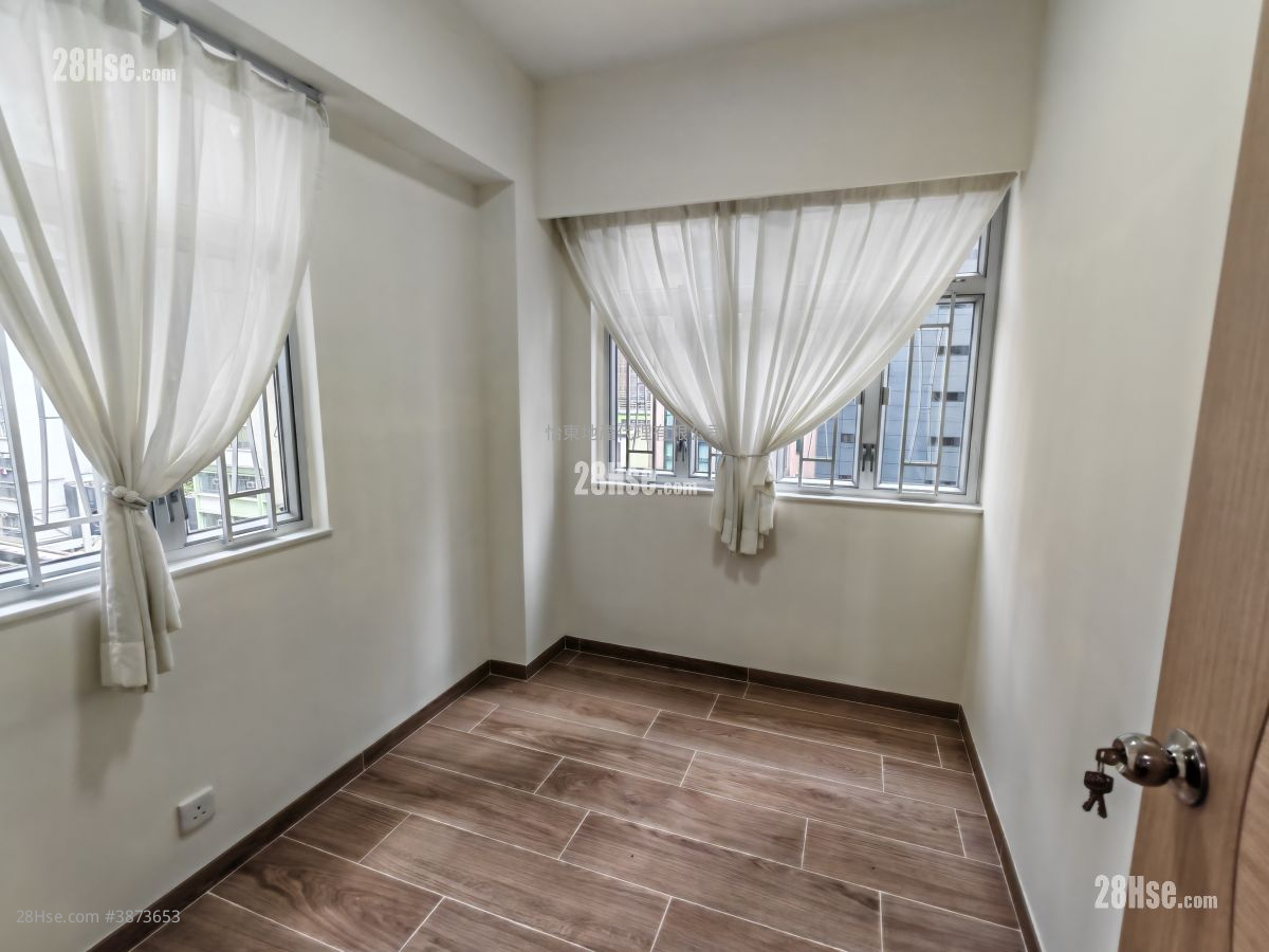 Hennessy Road Court Rental 2 Bedrooms , 1 Bathroom 366 ft² ( 34.0 m² )